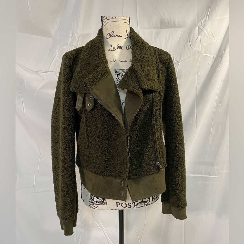 PEYTON JENSEN Evereve Olive Green Faux
Sherpa Faux Suede Moto Jacket SIZE M